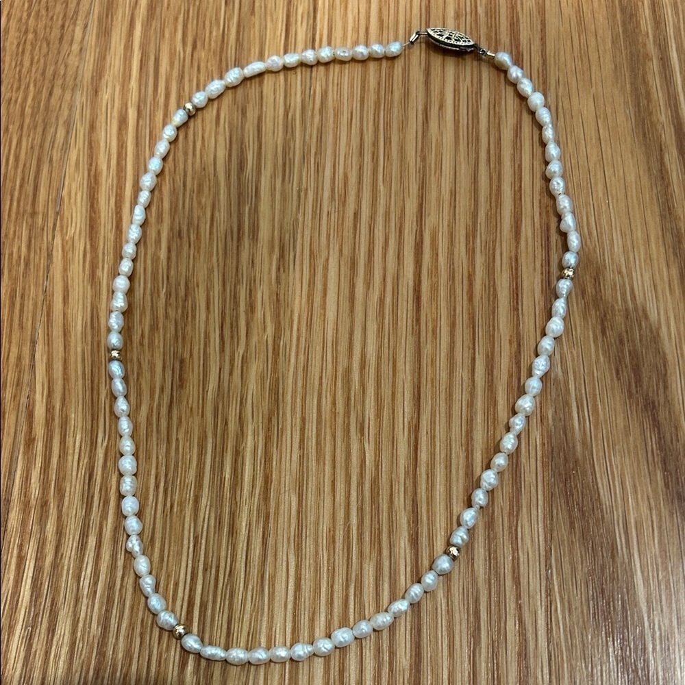 Vintage Elegant saltwater Pearl Necklace with gold tone Accents 7”